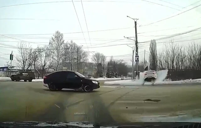  В Саранске водитель автомобиля Kia пытался уйти от столкновения с &laquo;Ладой&raquo; и вылетел в кювет