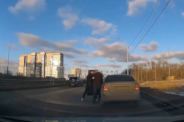  Горячие омские водители подрались прямо на проезжей части