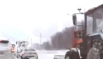  &laquo;Пытался протиснуться между потоком машин&raquo;: легковушка лишилась бампера в ДТП под Нижним Новгоро