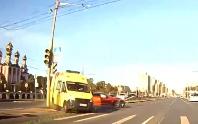  Камера запечатлела момент ДТП с участием скорой в Чебоксарах