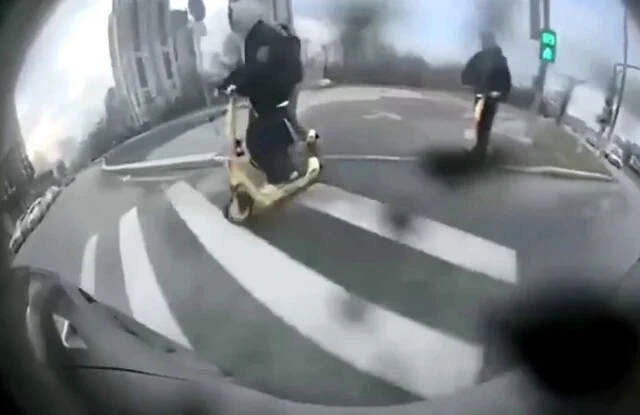  В Москве подростки на самокате вслепую переезжали пешеходный переход и врезались в автомобиль