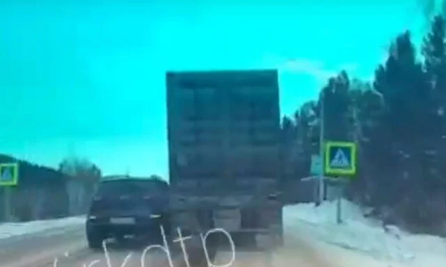  Авария на Александровском тракте под Иркутском: водитель грузовика пытался объехать стоящий крос