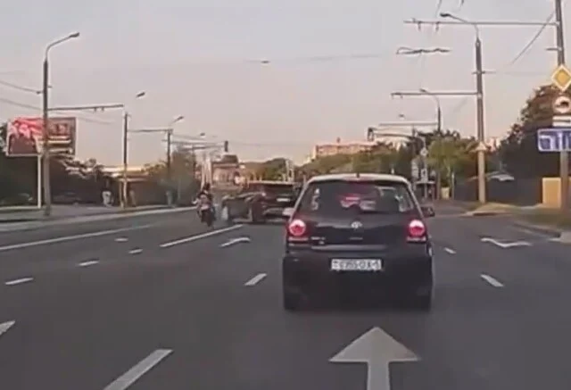  &laquo;Поворачивала налево, либо пыталась развернуться&raquo;: в Минске женщина на &laquo;Тойоте&raquo; подбила мотоцикл
