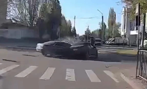  &laquo;До зелёного оставалась одна секунда&raquo;: два автомобиля столкнулись на перекрестке в Луганске