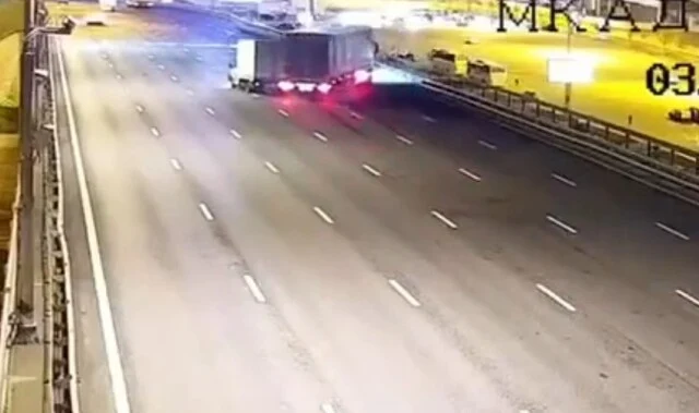  Камера запечатлела момент ДТП с участием такси и двух грузовиков на МКАД