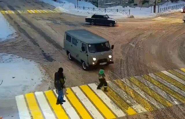  Школьник попал под колеса автомобиля в Сыктывкаре