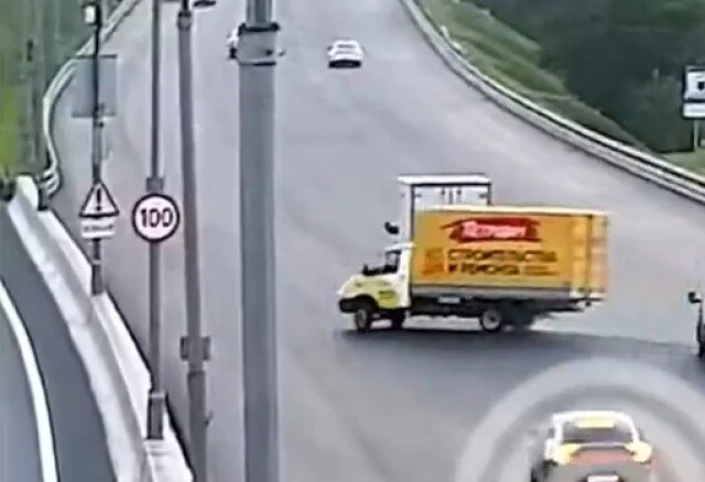  16-летний подросток на &laquo;Газели&raquo; врезался в ограждение на МКАД