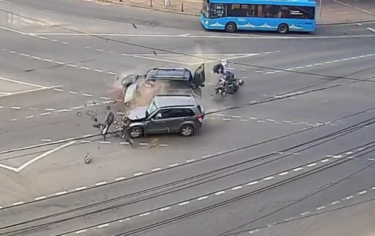  Два автомобиля столкнулись на перекрестке в Твери