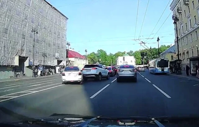  На Невском проспекте в Петербурге водитель &laquo;Шкоды&raquo; въехал в китайский кроссовер