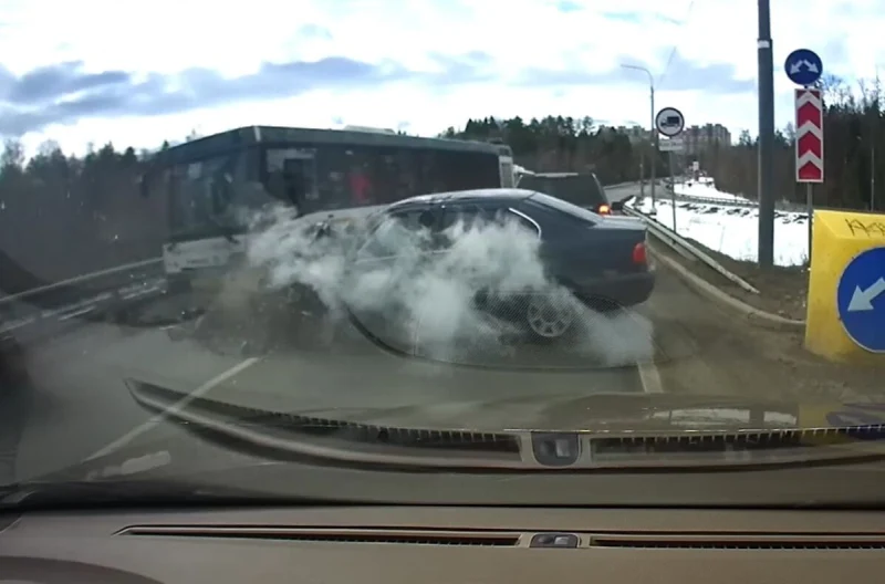  Легковой автомобиль столкнулся с автобусом в Подмосковье