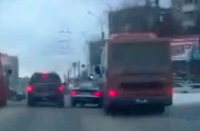  ДТП на перекрестке в Новосибирске: водитель чёрного седана при перестроении столкнулся с автобус