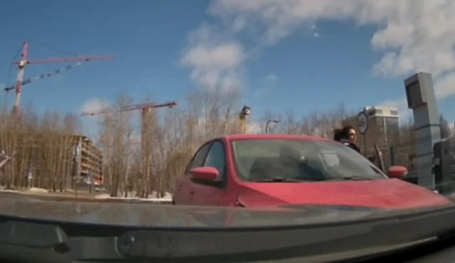  &laquo;Не убедилась в безопасности маневра&raquo;: в Сургуте женщина на &laquo;Шкоде&raquo; въехала в &laquo;Мерседес&raquo;