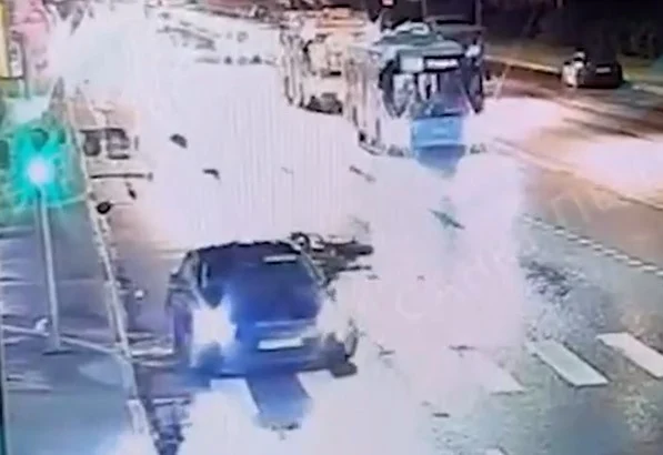  В Петербурге мотоциклистка проехала перекресток на красный и столкнулась с такси