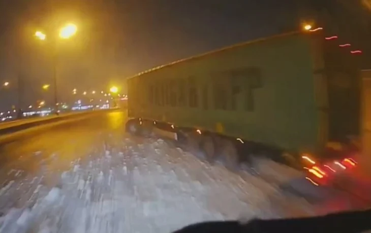  Два большегруза столкнулись на МКАД из-за забытой дорожниками кучи снега