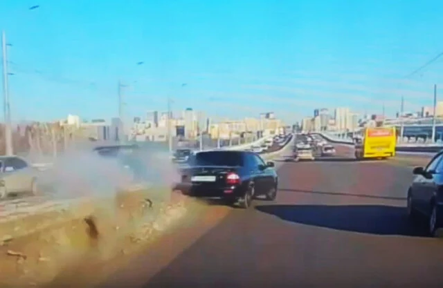  &laquo;Приора&raquo; врезалась в разделительное ограждение на Октябрьском мосту в Новосибирске