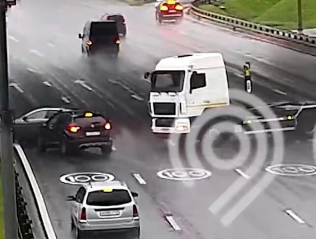  &laquo;Водитель тягача не смог затормозить&raquo;: камеры зафиксировали момент очередного ДТП на МКАД