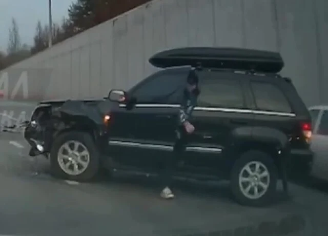  Момент ДТП в Казани: водитель прозевал стоящую посреди дороги машину