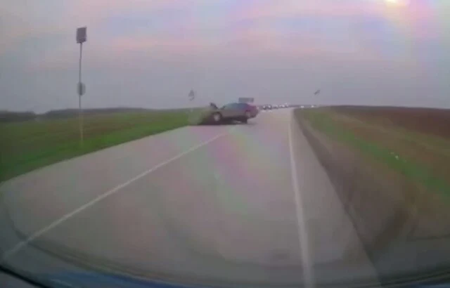  В Ростовской области лихач пошел на обгон через сплошную и спровоцировал серьезное ДТП