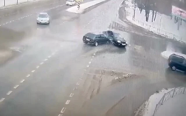  В Нижнекамске водитель &laquo;Лады&raquo; пытался проскочить перекресток на жёлтый и попал в ДТП