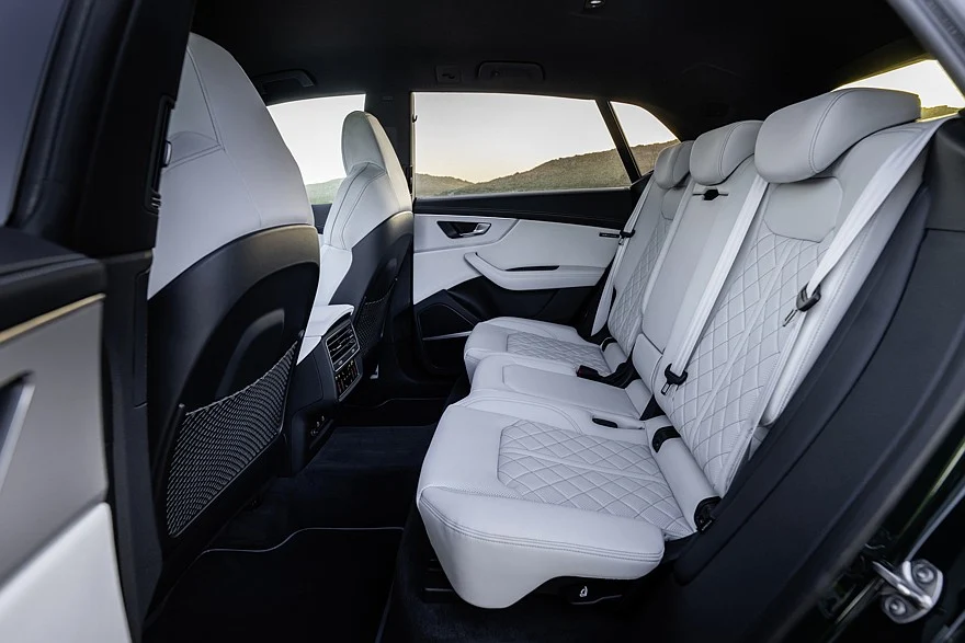 На фото: салон актуального Audi Q8