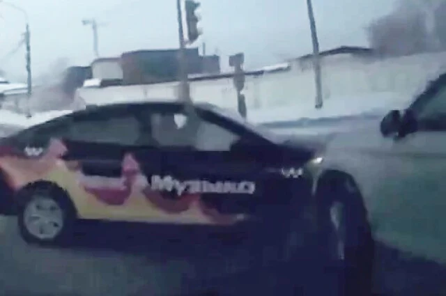  &laquo;Пытался проскочить&raquo;: таксист устроил ДТП на перекрестке в Красноярске