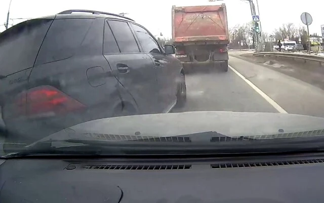  Авария в Обнинске: водитель &laquo;Мерседеса&raquo; пытался перестроиться