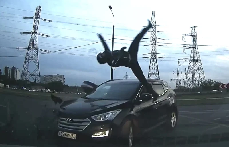  В Москве водитель кроссовера при повороте налево не пропустил мотоциклиста