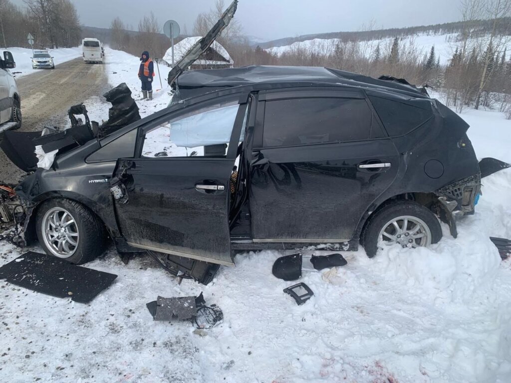 Вёз пассажиров из аэропорта: 5 человек погибли в ДТП с участием такси и КамАЗа в Якутии