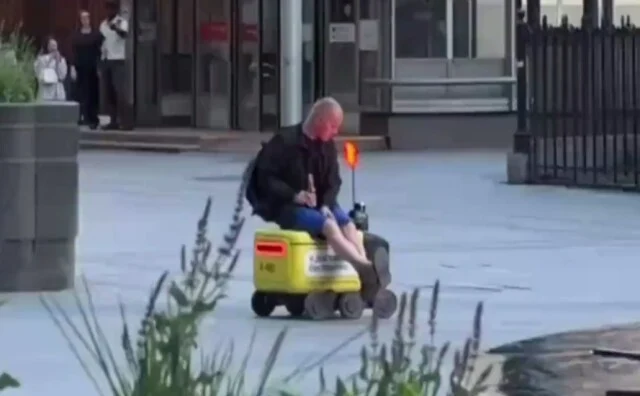  В Москве пьяный мужчина решил прокатиться на роботе-доставщике и поплатился за это