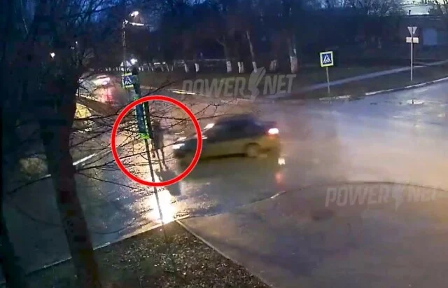  В Волжском легковой автомобиль поворачивал налево и сбил пешехода