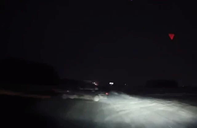  &laquo;Вот такие скоты ездят среди нас&raquo;: два автомобиля едва не столкнулись в Омске