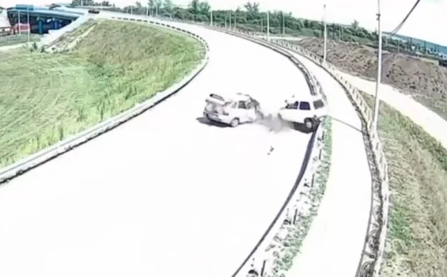  &laquo;Ока&raquo; и &laquo;Лада&raquo; лоб в лоб столкнулись в Иркутской области