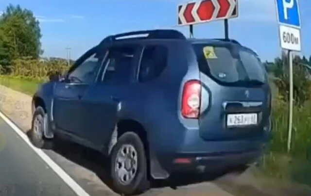  &laquo;Опережал по обочине&raquo;: Renault Duster и Chevrolet Cruze столкнулись в Подмосковье