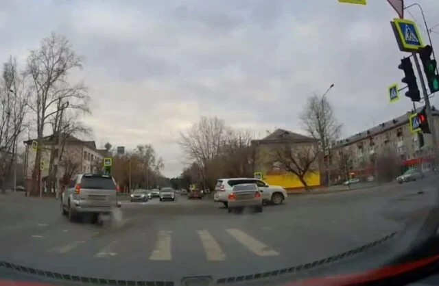  В Тюмени Toyota Land Cruiser Prado пролетал перекресток на красный и столкнулся с &laquo;Фордом&raquo;