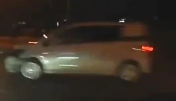  В Иркутске водитель минивэна не вписался в поворот, врезался в столб, после чего вылетел с дорог