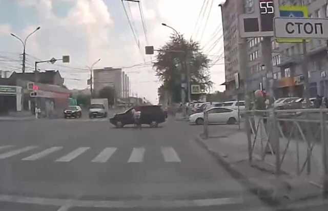 В Новосибирске подросток на велосипеде проехал на красный и столкнулся с автомобилем