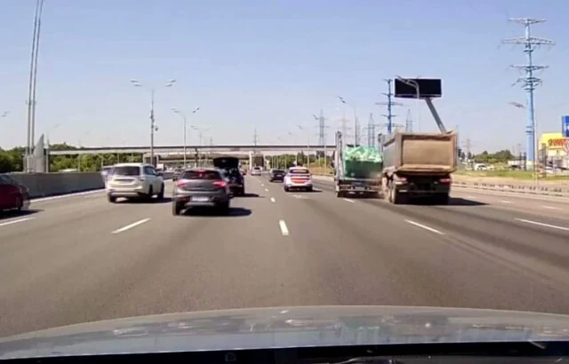  &laquo;Нежданчик&raquo; на МКАД: таксист спровоцировал ДТП, пытаясь объехать стоящий автомобиль