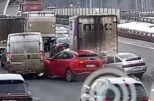  ДТП на МКАД: водитель &laquo;Лады&raquo; пытался протиснуться между большегрузом и кроссовером