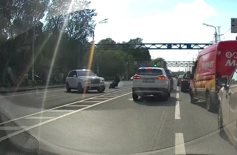  В Петербурге &laquo;Роллс-Ройс&raquo; с разворачивался через сплошную и дважды переехал мотоциклиста