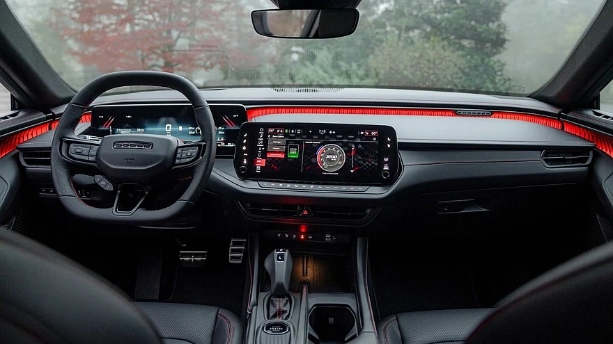 Различные версии актуального Dodge Charger