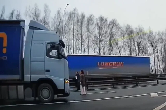  Случай на трассе М-7 в Чувашии: дальнобойщик убрал помеху с дороги