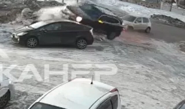  Один поворачивал, а другой обгонял: в объектив камеры попал момент ДТП в Благовещенске