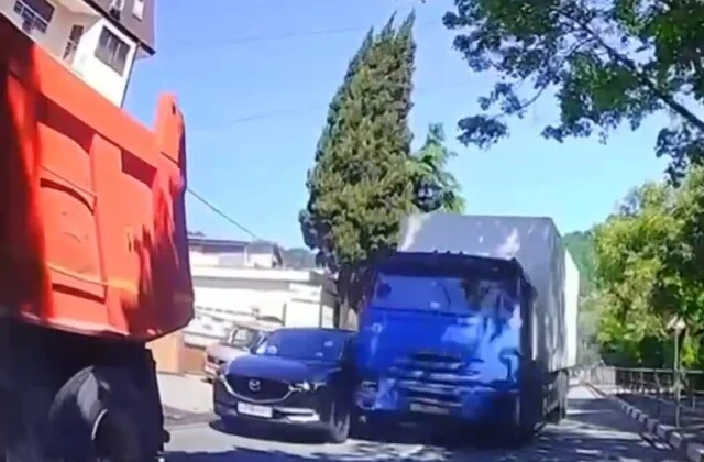  В Сочи КамАЗ с отказавшими тормозами таранил попутные автомобили