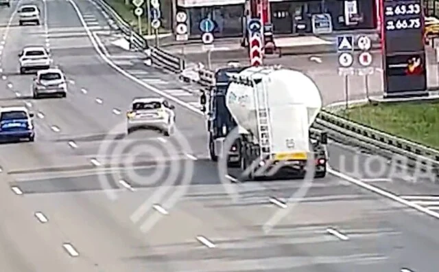  Момент ДТП на МКАД: водитель кроссовера пытался свернуть на АЗС и столкнулся с большегрузом