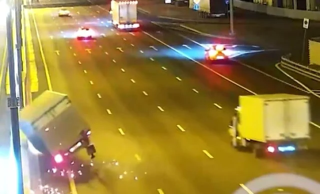  Два грузовика столкнулись на МКАД