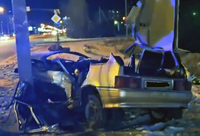  &laquo;Не справилась с управлением&raquo;: женщина на &laquo;Ладе&raquo; врезалась в столб в Волжском