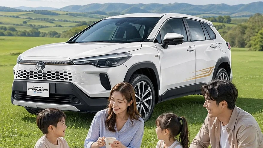 На фото: паркетник Toyota Corolla Cross the 60th