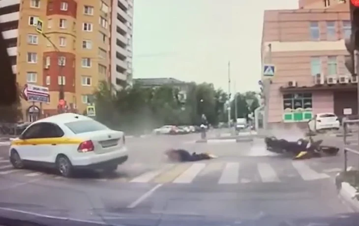  Такси и мотоцикл столкнулись на перекрестке в Подмосковье