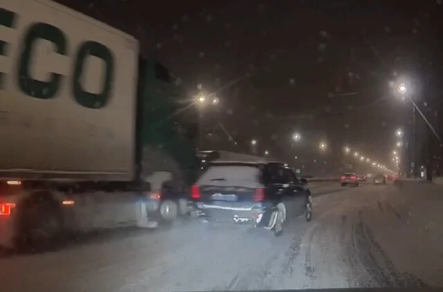  В Нижнем Новгороде дальнобойщик притер легковой автомобиль, проехал на красный и скрылся