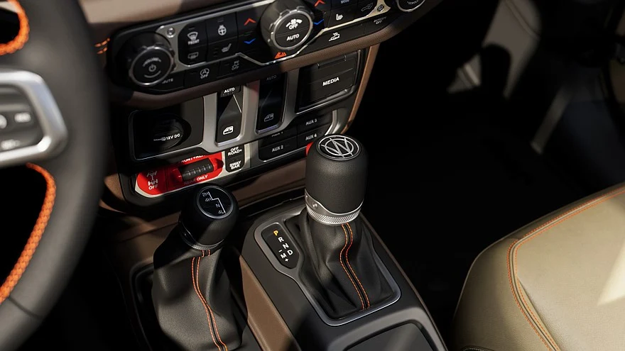 На фото: салон Jeep Wrangler JL-2A